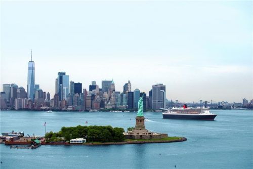 Magisch: Der Blick vom Schiff aus auf die Freiheitsstatue und die Skyline von Manhattan. Foto djd/Cunard
