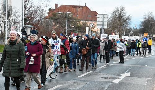Mehr als 3500 Leute haben am vergangenen Donnerstag an dem „Drei-Königs-Zug“ durch die Rosenheimer Innenstadt teilgenommen und ihrem Unmut über die aktuellen Corona-Maßnahmen Luft gemacht. Insgesamt verlief die Veranstaltung zwar friedlich, dennoch hat die Polizei mehr als 60 Verstöße festgestellt. Foto Schlecker