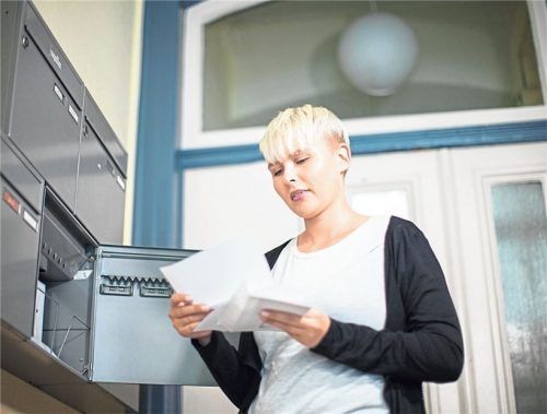 Mieterinnen und Mieter sollten die Betriebskostenabrechnung im besten Fall prüfen, sobald sie angekommen ist. Foto Christin Klose/dpa