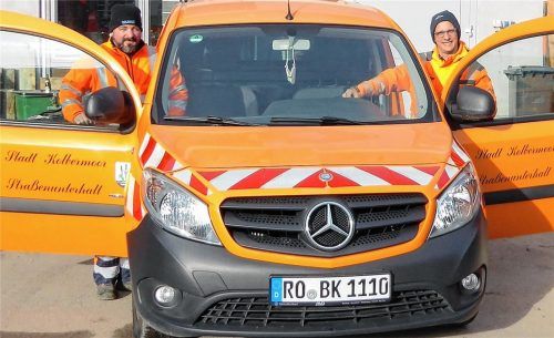 Mit diesem Fahrzeug ist der Weckdienst unterwegs: (von links) Franz Daxinger und Stefan Füllbier prüfen ab halb 3 Uhr morgens, ob die ganze Truppe ausrücken muss, um zu streuen oder zu räumen.Foto Riediger