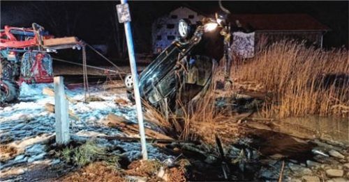 Mit schwerem Gerät wurde das Auto aus dem Weiher geborgen. Foto Feuerwehr Hart
