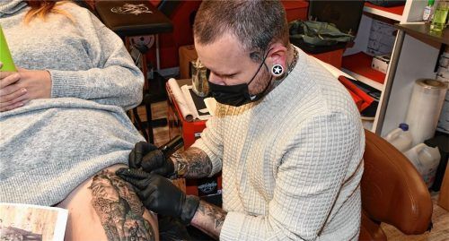 Muss erst mal ohne Farben auskommen: Benjamin Attenberger vom Rosenheimer Tattoo-Studio „Straight Line“. Foto Schlecker