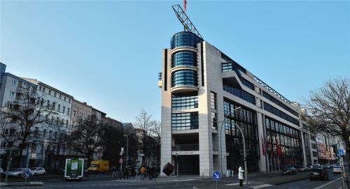 Nachricht aus der Bundesparteizentrale der SPD: Die Genossen in Berlin sichern den Rosenheimer Jusos nach einer Attacke auf deren Mitglied ihre Unterstützung zu. Foto dpa