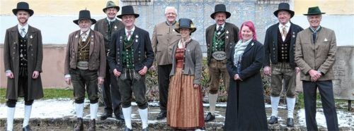Neuer Vorstand der Bruderschaft: (von links) die drei Beisitzer Maximilian Tiefenmooser,Josef Englberger, Alois Pichler, Sebastian Paul (stellvertretender Vorstand), Peter Hacker (Kassenprüfer), Juliane Tiefenmooser (Vorsitzende), Georg Wachinger (Kassier), Veronika Spatzier (Schriftführer), Georg Spatzier (Kassenprüfer) und Reinhard Käsinger (Chronist). Foto Reischl-Zehentbauer