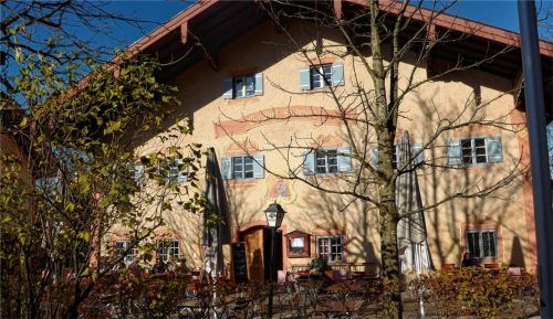 Noch ist es geschlossen, das Wirtshaus D´Feldwies in Übersee, das Aktionäre 2003 vor dem Aus retteten. Ein neuer Pächter könnte die Wende bringen. Foto Archiv vom Dorp