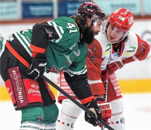 Ob Starbulls-Stürmer Brad Snetsinger dem Peitinger Florian Stauder (rechts) prophezeit, dass er beim 8:2-Sieg zwei Tore macht? Foto  Hans-Jürgen Ziegler