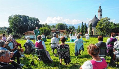 Ohne Ehrenamtliche gäbe es viele Angebote in der Kirche nicht: Im September fand im Rosenheimer Stadtteil Westerndorf am Wasen eine Bergmesse unter freiem Himmel statt. Foto Aerzbäck