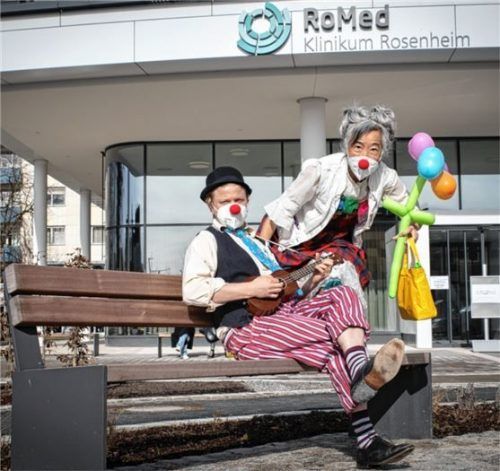 Patientenbesuche der komischen Sorte: Die Klinikclowns „Lulu“ (rechts) und „Muck“ warten vor dem Rosenheimer Romed-Klinikum auf ihren Einsatz. Foto Tobias Hausner