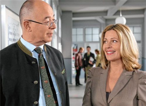 Polizeidirektor Gerd Achtziger (Alexander Duda) weiß, dass Marie Hofer (Karin Thaler) nicht mehr alleine auf dem Hof wohnt.