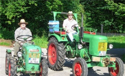 Priens Ehrenbürger Michael Anner senior (links) und Chiemsee-Schifffahrts-Chef Michael Feßler sind ebenfalls Bulldog-Inhaber und Vereinsmitglieder.