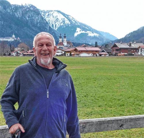 Prof. Peter Michael Hamel am Schafelbach mit Blick nach Aschau mit Burg Hohenaschau und Pfarrkirche „Zur Darstellung des Herrn“. Der Komponist hofft, dass in dieser Kirche an Pfingsten wieder Konzerte möglich sind. Foto Hötzelsperger