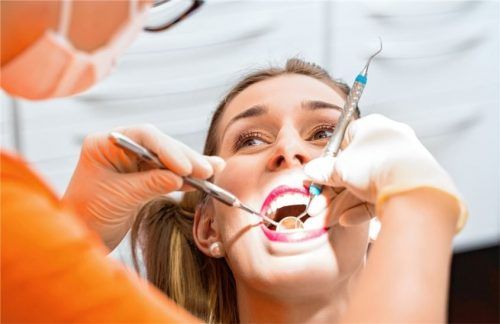 Prophylaxeassistenten ermitteln bei der professionellen Zahnreinigung zunächst den Grad an Verschmutzungen im Mundraum.