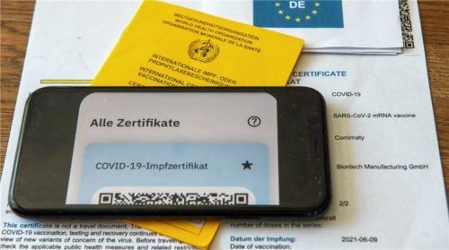 Rein kommt, wer‘s auf dem Smartphone hat: Für viele Einrichtungen gilt die 2G-Regel. Neben Impfausweisen werden mittlerweile auch Genesenenausweise gefälscht. Foto dpa