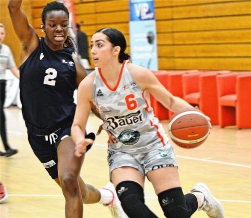 Spielmacherin Levke Brodersen (am Ball) will es zusammen mit ihrem Team den Rheinland Lions erneut schwer machen. Foto  Gabi Hörndl