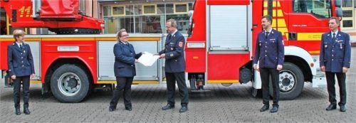 Stadtbrandrat Hans Meyrl (Mitte) überreicht die Ernennungsurkunde an die neue Stadtfrauenbeauftragte Edith Artemiak, die das Amt von Vorgängerin Brigitte Hauser (links) übernimmt. Der scheidende Stadtjugendwart Hans Grill (rechts) gibt sein Amt an Johannes Schneidhofer ab.Foto Binder