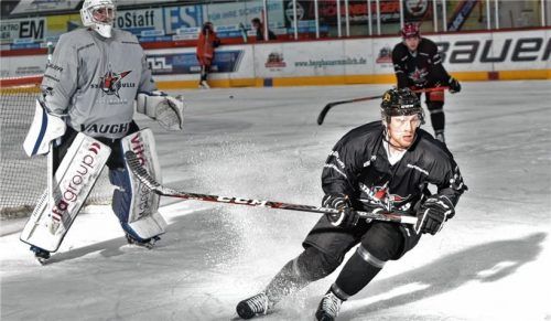 Starbulls-Neuzugang Brett Schaefer beim ersten offiziellen Training mit den Starbulls am vergangenen Montag. Am Dienstag unterschrieb er seinen Vertrag. Foto  Hans-Jürgen Ziegler
