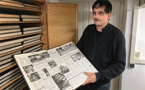 Stefan Reischl ist seit 2003 der Leiter des Kolbermoorer Heimatmuseums. Derzeit werden Kisten geleert und deren Inhalt – Karten, Fotos, Sterbebilder – nach Themen sortiert. Foto Weinzierl
