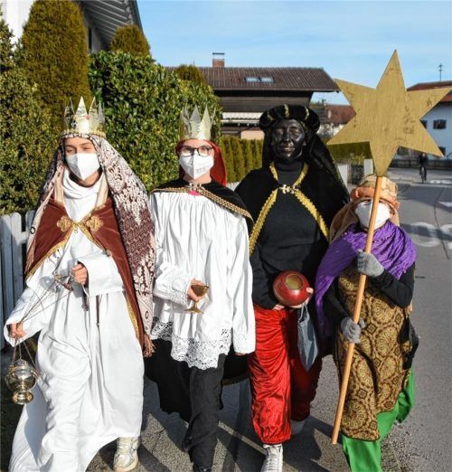 Sternsingergruppen ziehen wieder von Haus zu Haus, um mit ihrem Segensspruch ein gutes neues Jahr zu wünschen. Natürlich – wie hier in Pfraundorf – unter Einhaltung der geltenden Hygienevorschriften. Die Gruppe auf dem Foto besteht aus (von links) Hannah Cerweny, Clara und Clemens Weber und Valentina Zimmermann. Foto Ruprecht