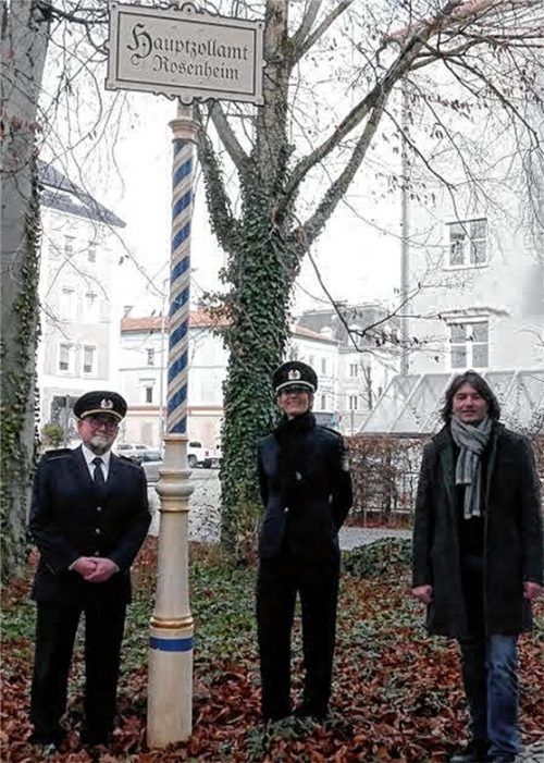 Stolz auf das Schmuckstück vor dem Haupteingang des Hauptzollamts Rosenheim: (von links) der Leiter des Hauptzollamts Robert Woerner, Pressesprecherin Patrizia Kaiser und Personalrat Thomas Lehner.Foto  Zoll