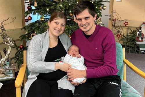 Teresa und Robert Lehmann freuen sich über ihren Sohn Benedikt. Er kam in diesem Jahr als erster neuer Mühldorfer im Krankenhaus Altötting zur Welt. Foto  Streit/InnKlinikum