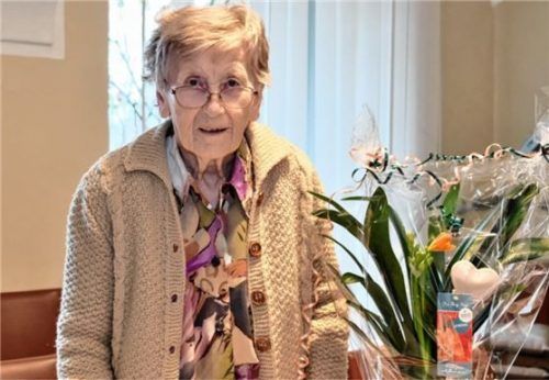 Theresia Wippenbeck freut sich über zahlreiche Glückwünsche. Foto Huber