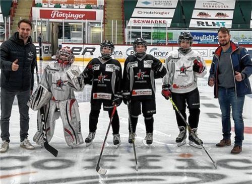 Über die Zusammenarbeit freuen sich Darwin Kuhn (links), Sponsoring-Leiter der Starbulls Rosenheim, und Manfred Rapf (rechts), Inhaber der Coffice Betriebsverpflegung KG, mit dem Starbulls-Nachwuchs. Foto Starbulls