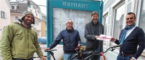 Übergabe der Petition: Das Organisationsteam der Radldemo – (von links) Robert Hölzl, Manfred Jäger und Eduard Huber – überreicht Bad Endorfs Bürgermeister Alois Loferer die Liste mit den gesammelten Unterschriften.Foto Ammelburger