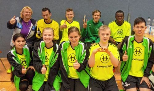 Übungsleiterin Elfriede Rieger-Beyer mit den jugendlichen Sportlern.Foto re