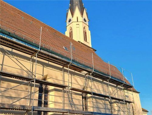 Um die Besucher der Kirche St. Stephanus vor herabfallenden Teilen zu schützen, musste erneut ein Gerüst aufgebaut werden. Fotos Stettner