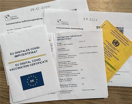 Um seine Auffrischung nachzuweisen, muss Vitus Maier immer seine gesammelten Impfunterlagen vorzeigen.Foto cl