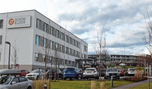 Unter anderem die Schön-Kliniken, hier deren Standort in Bad Aibling, haben ihren Mitarbeitern signalisiert: Wer bis zum 15. März keinen Nachweis über eine Impfung oder eine Genesung vorlegen kann, muss mit Freistellung oder Kündigung rechnen. Foto Hadersbeck
