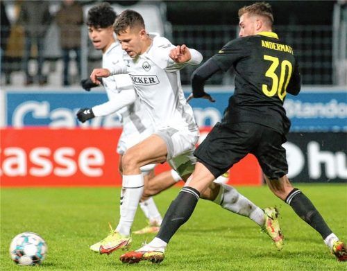 Verlässt auch Robin Ungerath, hier im Duell mit dem Bayreuther Nico Andermatt, den SV Wacker Burghausen noch im Winter? Foto Michael Buchholz