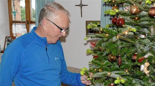 Verspätetes Weihnachtswunder? Hubert Kurz bewundert seine blühende Nordmanntanne. Foto Hoffmann