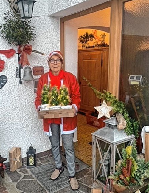 Vor ihrem Sturz hat Hermine Gerbl fast 100 Weihnachtsbäumchen an die Haustüren der Senioren in der Marktgemeinde Bruckmühl gefahren. Nur drei Bäumchen waren noch übrig, als sie schwer stürzte und operiert werden musste. Foto  Re
