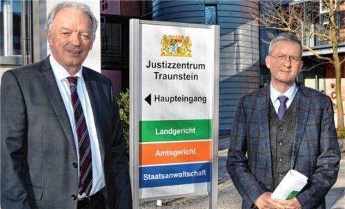 Vorsitzender Richter Volker Ziegler (rechts) steht künftig an der Spitze des Schwurgerichts Traunstein und der Zweiten Strafkammer. Landgerichtspräsident Professor Dr. Ludwig Kroiß betonte, der 60-Jährige sei der „ideale Mann“ für die herausfordernde Aufgabe.Foto Kretzmer-Diepold