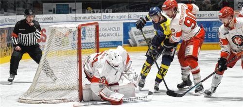 Waldkraiburgs Leon Decker scheitert am starken Grafinger-Schlussmann Philipp Hähl. Foto Paolo del Grosso