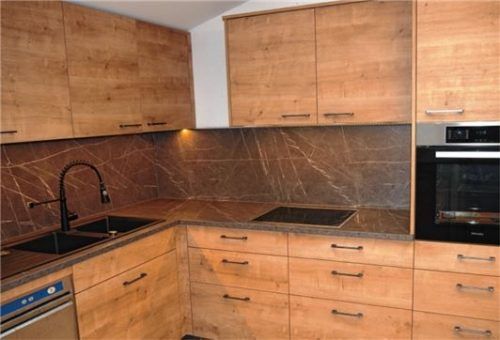 Wartet auf ihre ersten Einsätze: die neue, hell und ansprechend wirkende Küche im Pfarrheim in Pang.