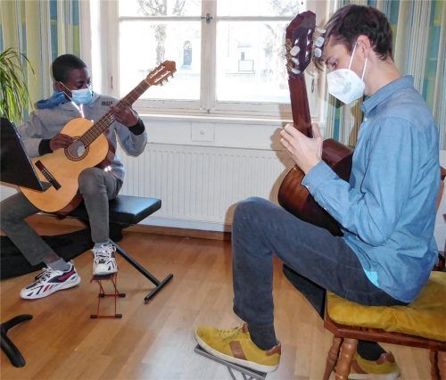Was die beiden wohl für ein Stück üben? Càleb Lah (13) spielt zusammen mit seinem Gitarrenlehrer Markus Lohmeier (rechts). Fotos Riediger/Re