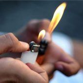 Feuer gelegt, damit die Polizei ihm hilft