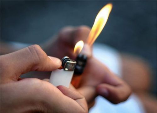 Weil er nicht in seine Wohnung kam, hat ein 56-jähriger Mann aus dem Achental eine Mülltonne in Brand gesteckt. Dafür musste er sich jetzt in Traunstein vor Gericht verantworten. Foto dpa