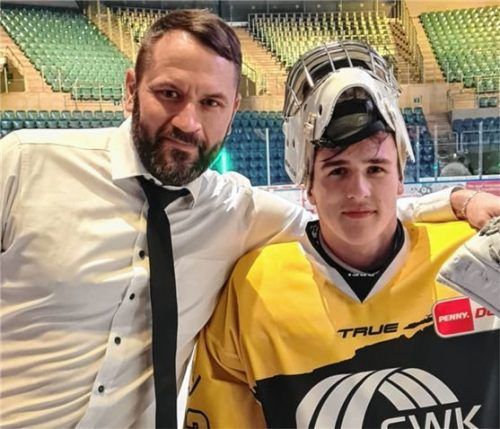Wiedersehen bei einem DEL-Spiel zwischen Krefeld und Nürnberg: Manuel Kofler, Co-Trainer in Nürnberg, und Krefelds zweiter Torhüter Matthias Bittner. Kofler war im Nachwuchs Bittners Trainer in Bad Aibling. Foto  Krefeld Pinguine