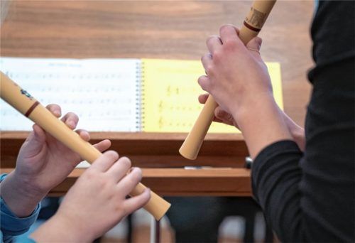 Zwei Kinder spielen gemeinsam auf der Blockflöte ein Stück. Auch heutzutage gilt die Blockflöte noch als hervorragendes Einsteigerinstrument in die Welt der Musik. Foto dpa