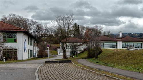Zwischen Schule und Turner Hölzl hatte der TSV Rohrdorf ein Fitnessgebäude geplant. Nachdem der Gemeinderat den beantragten Zuschuss von 500000 Euro nicht bewilligt, sind nun Alternativlösungen gefragt. Foto Thomae