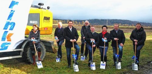 85 Arbeitsplätze gesichert: (von links) Betriebsrätin Monika Michlbauer, Standortleiter Michael Elfers, COO Thomas Majocco und Projektleiter Wolfgang Kallus. Zudem waren beim Spatenstich auch die Investorenfamilie, Josef, Christine und Karl Kaiser, sowie Tögings Bürgermeister Dr. Tobias Windhorst anwesend. Foto  Becker