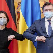 Baerbock sichert der Ukraine Unterstützung zu