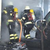 Heftige Rauchschwaden in Mittersendling: Werkstatt in Flammen