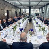 Spott über Männer-Runde am Rande der Siko