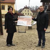 Sparkasse spendet für Spielplatz