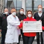 Feuerwehr spendet 6000 Euro der Kinderklinik Rosenheim
