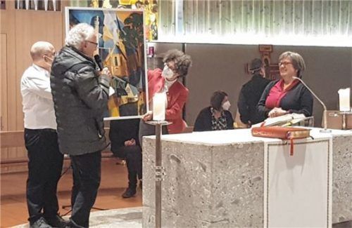 Als Geschenk der Pfarrgemeinde übergibt Künstler Erich Wagner (links) sein Werk an Monika Langer (rechts). Matthias Mitlöhner und Martina Mauder (hinten, von links) präsentieren das Bild. Foto  Sedlbauer